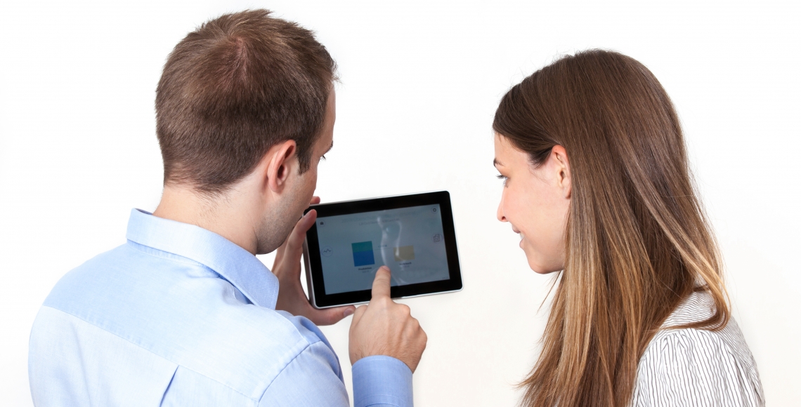Mann und Frau mit einem Tablet in der Hand